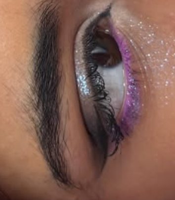 Olho com glitter prata e lilás e cílios marcados