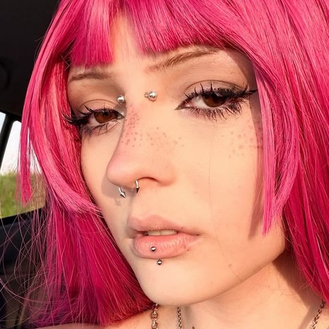 Maria, a maquiadora, com cabelo rosa e piercings